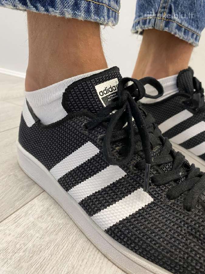 Juodi adidas "Superstar" laisvalaikio sportbačiai