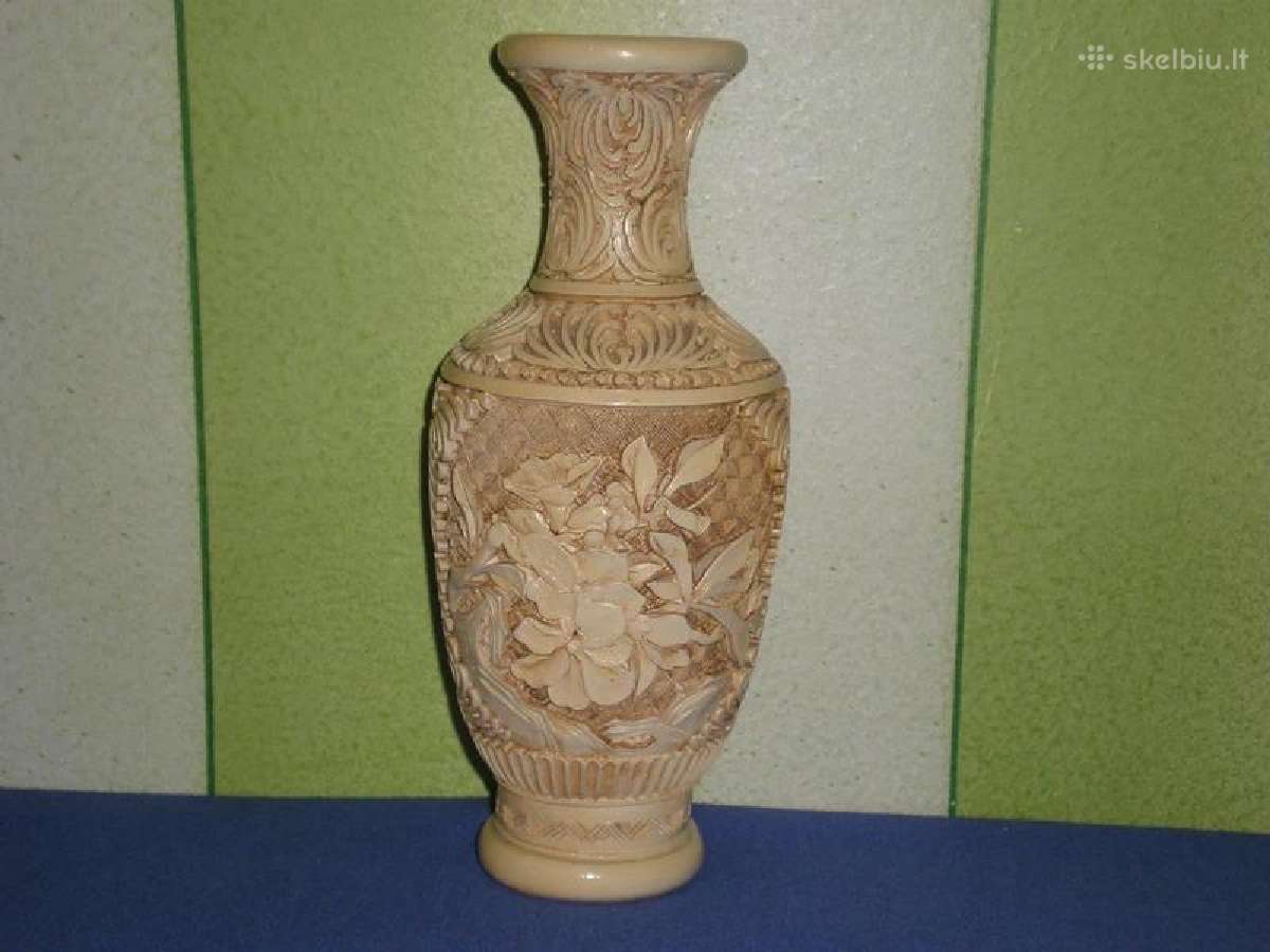 Sunki raizyta geles ornamentu ir lapeliu vaza