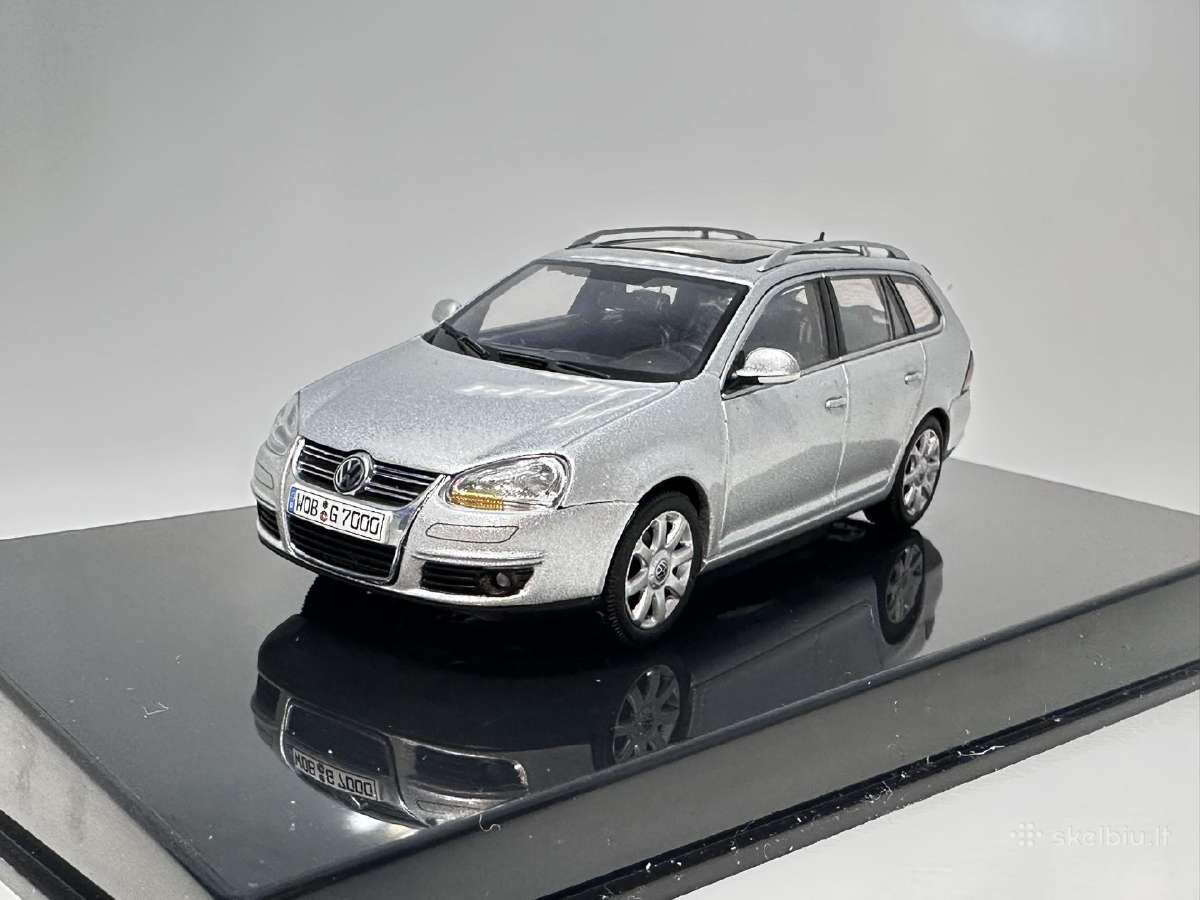 Volkswagen Golf V Variant sidabrinė 1:43 Autoart - nuotraukos Nr. 3