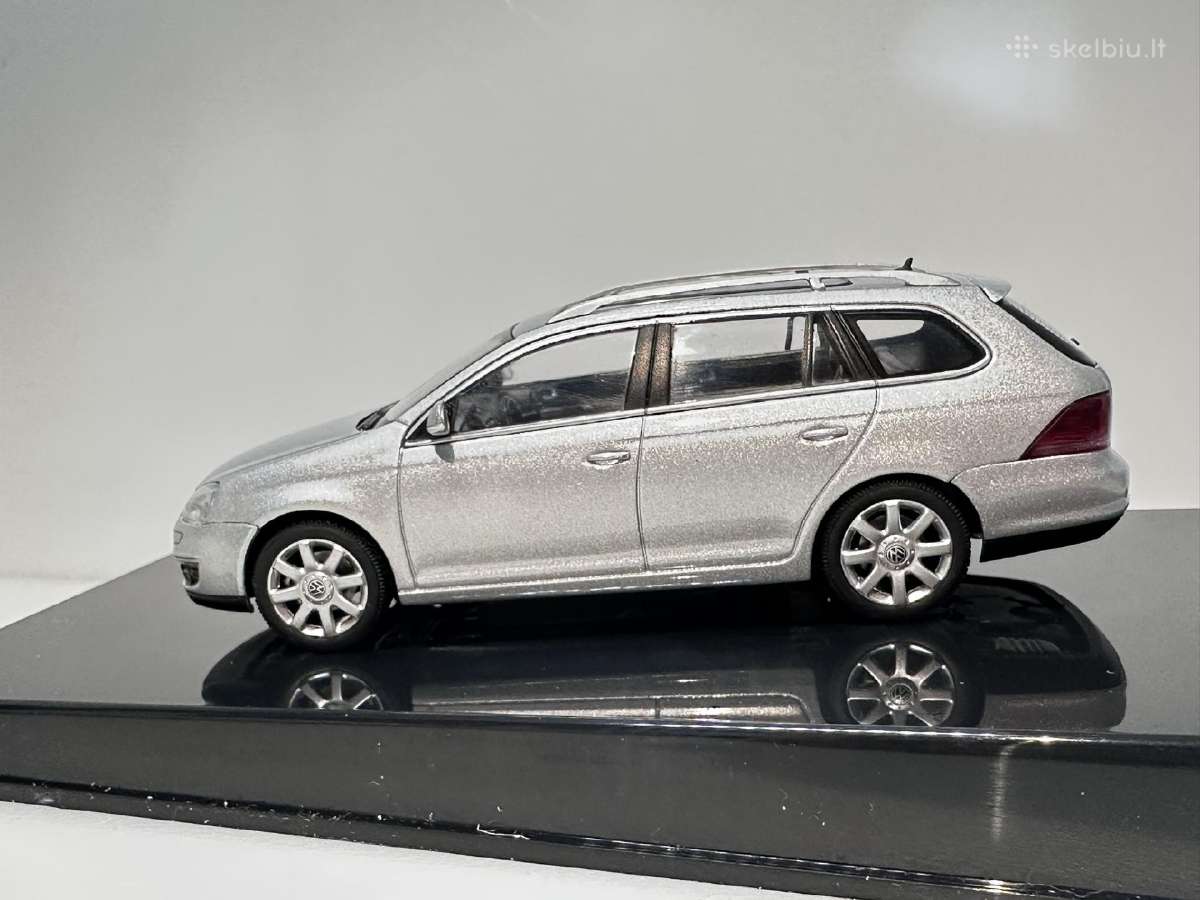 Volkswagen Golf V Variant sidabrinė 1:43 Autoart - nuotraukos Nr. 5
