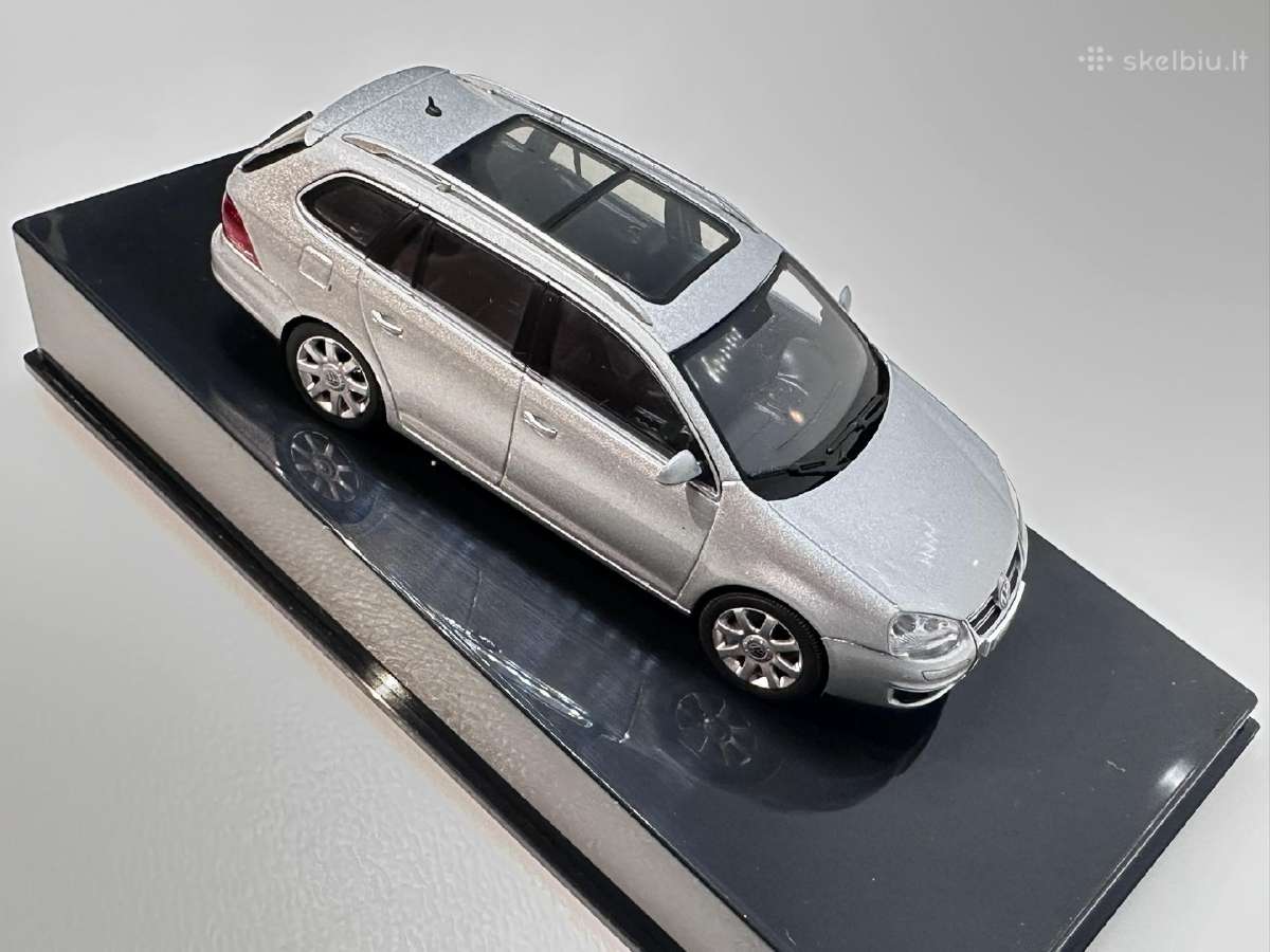 Volkswagen Golf V Variant sidabrinė 1:43 Autoart - nuotraukos Nr. 8