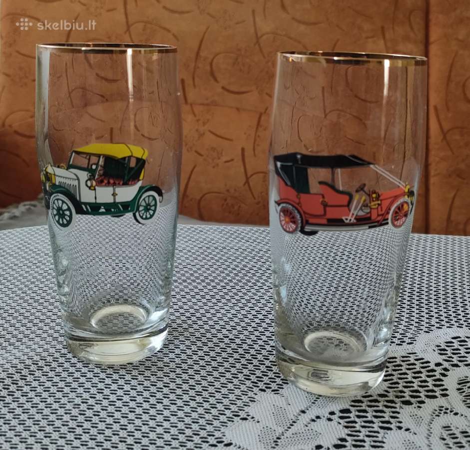 2 stiklinės su senų automobilių piešiniais
