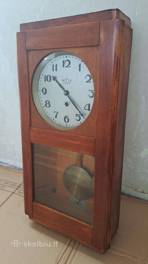 Senovinis sieninis laikrodis.