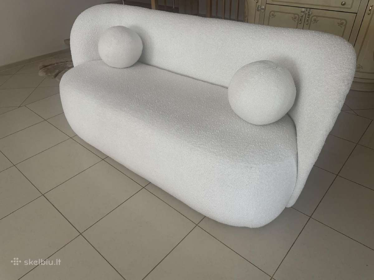 Moderni balta sofa su pagalvėlėmis