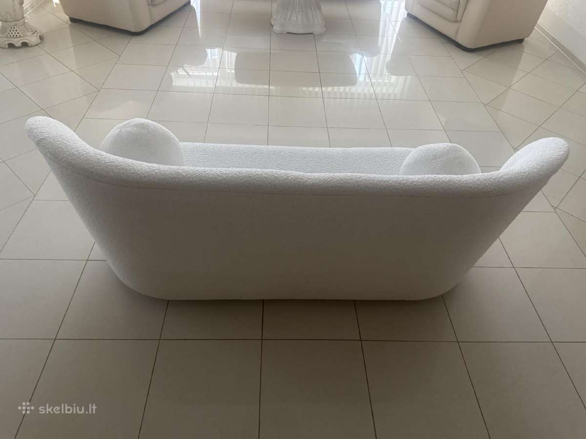 Moderni balta sofa su pagalvėlėmis - nuotraukos Nr. 3