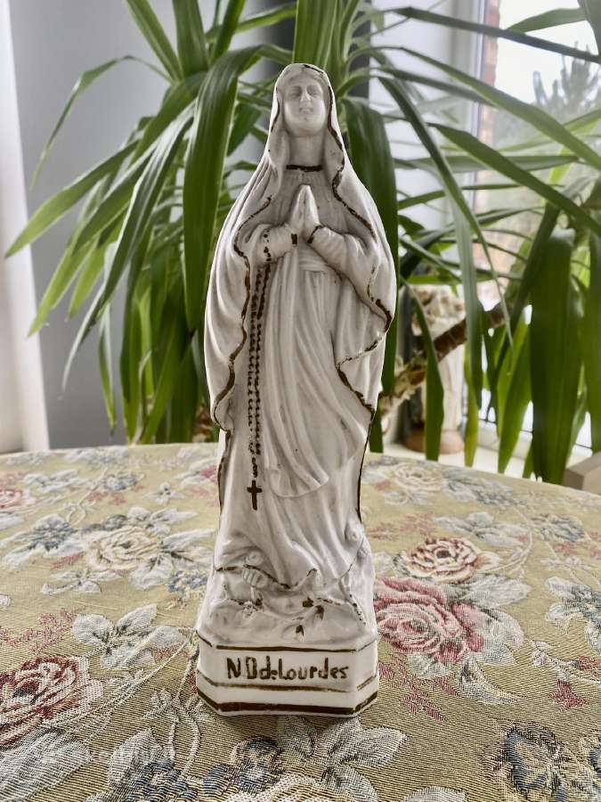 Graži vintažinė Mergelės Marijos statula