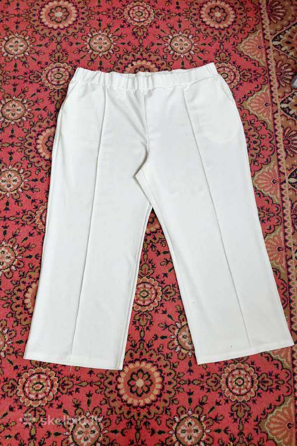 Didesnio dydžio baltos , naujos kelnės