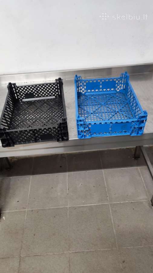 Plastikinės naudotos maistinės dėžės