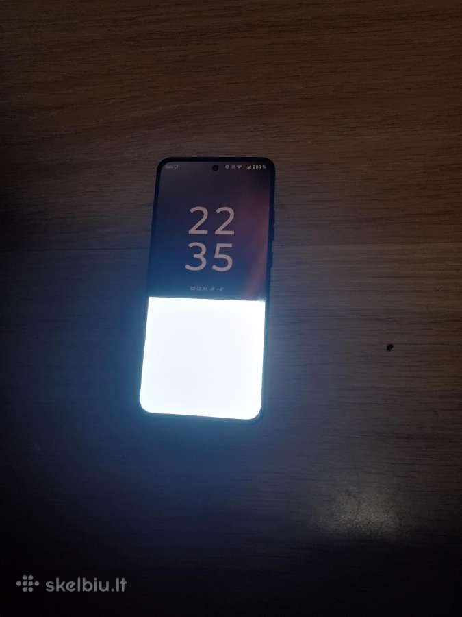 Motorola Thinkphone 25 , skeltas ekrana