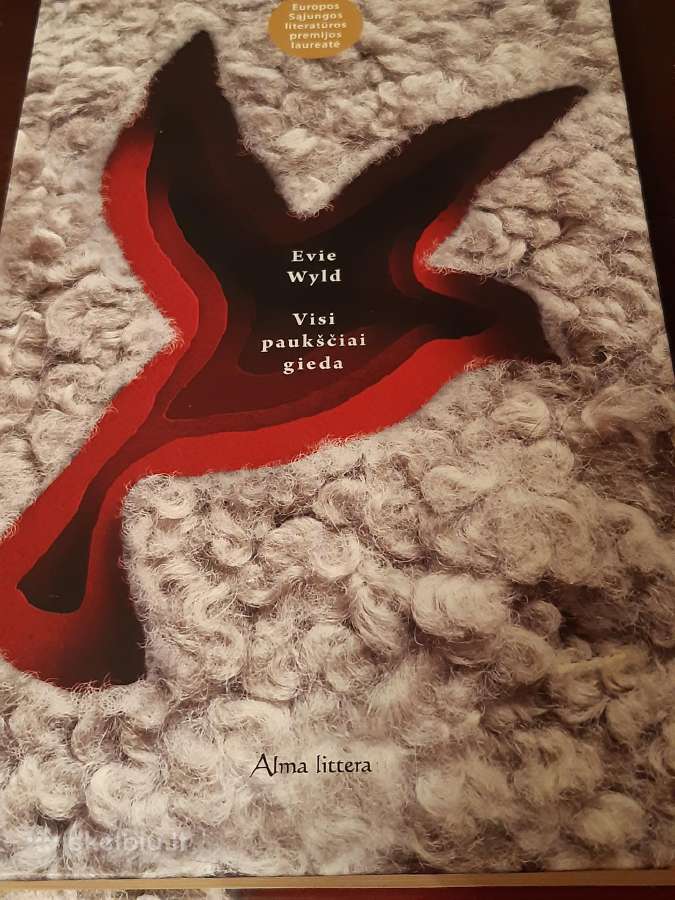 Evie Wyld "Visi paukščiai gieda"