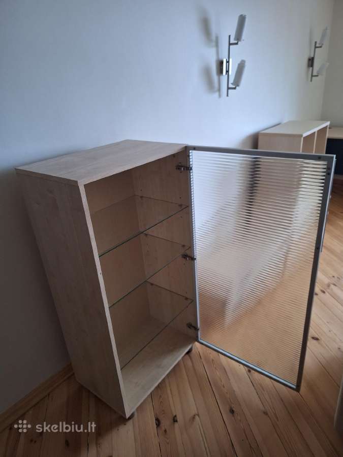 Spintelė spinta sekcija stiklinėmis durelėmis