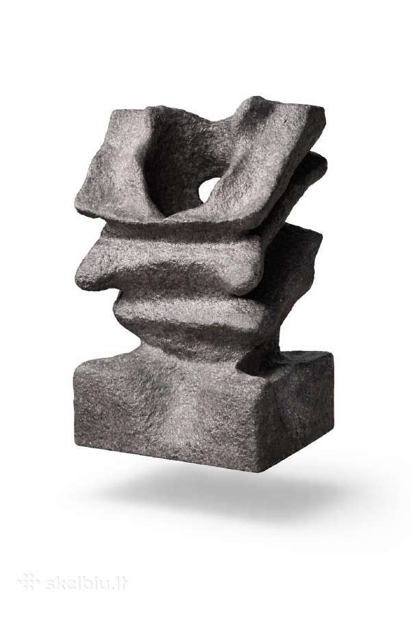Juodo akmens modernistinė skulptūra.