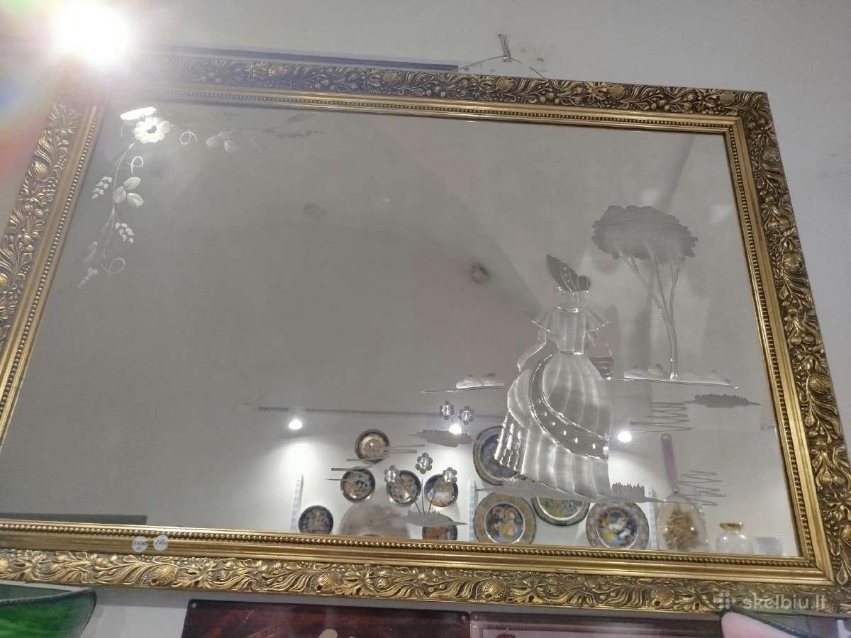 Puošnus veidrodis su raižytais vaizdais