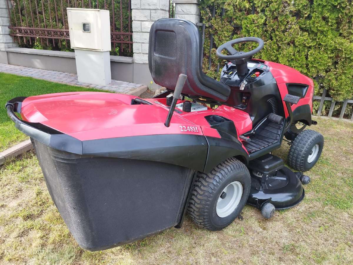Sodo traktorius perku žoles surinkimo krepšį