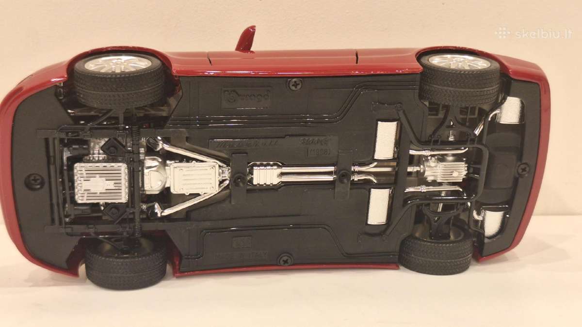Maserati 3200 GT (1998) 1:18 mastelio modeliukas - nuotraukos Nr. 9