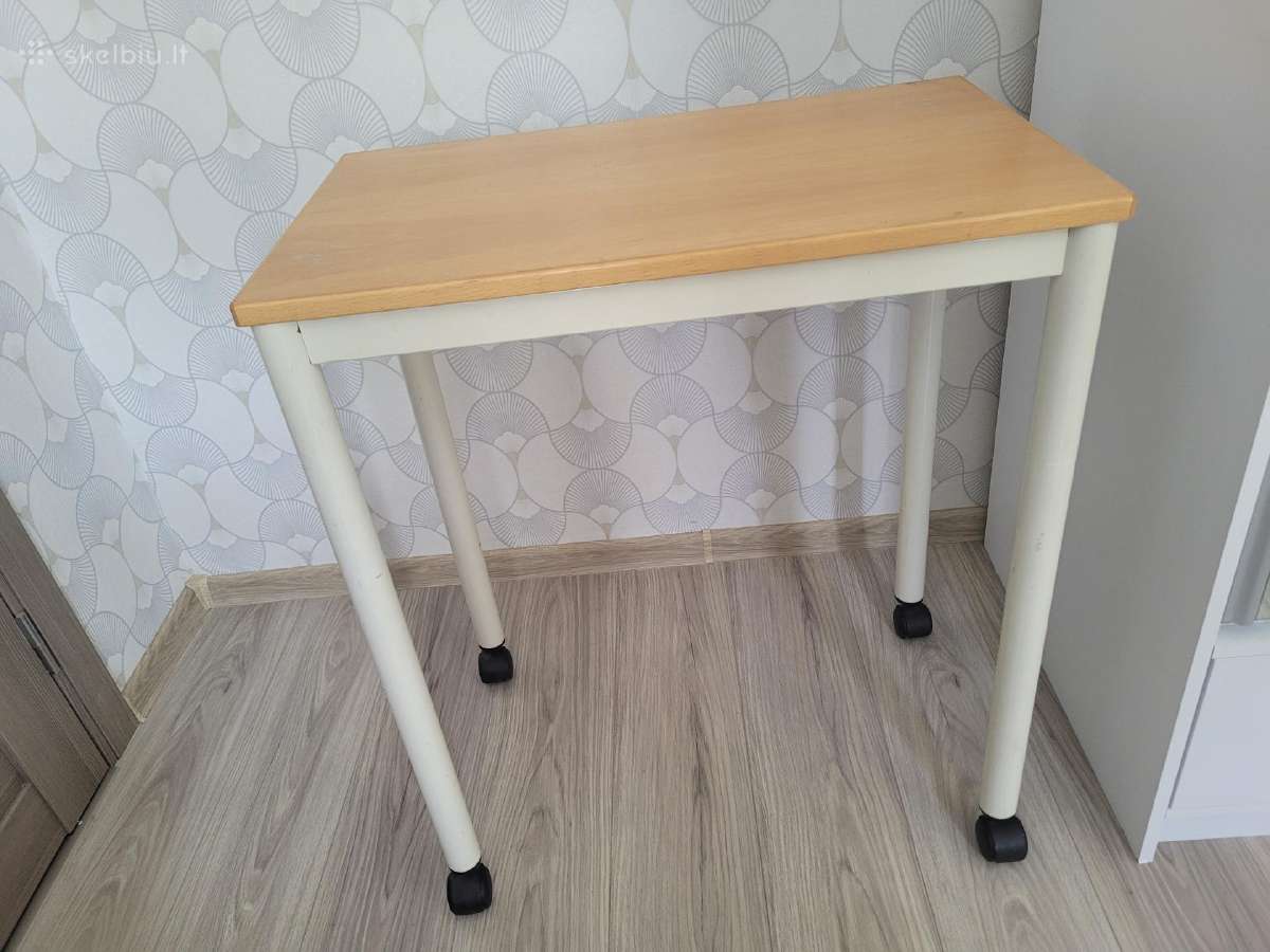 Kompaktišas aukštas stalas ant ratukų