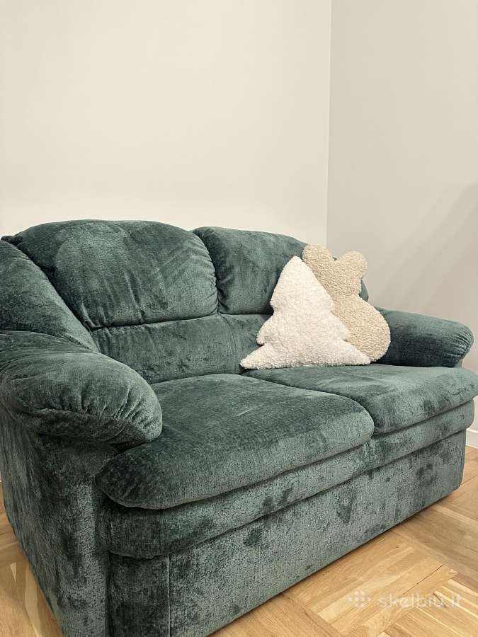 Ryškios spalvos sofa-stilingas akcentas interjere