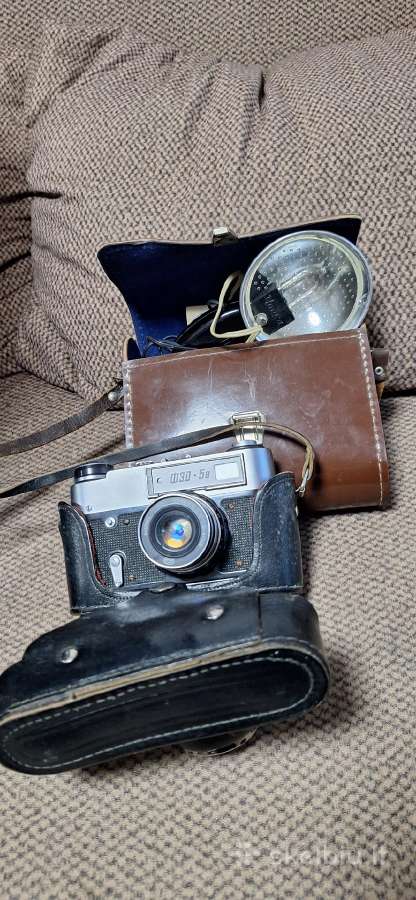 Parduodamas fotoaparatas su blykste