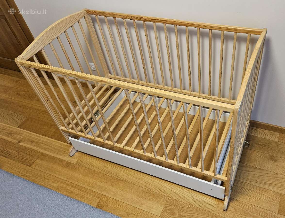 Kūdikio lovytė ir vystymo stalas