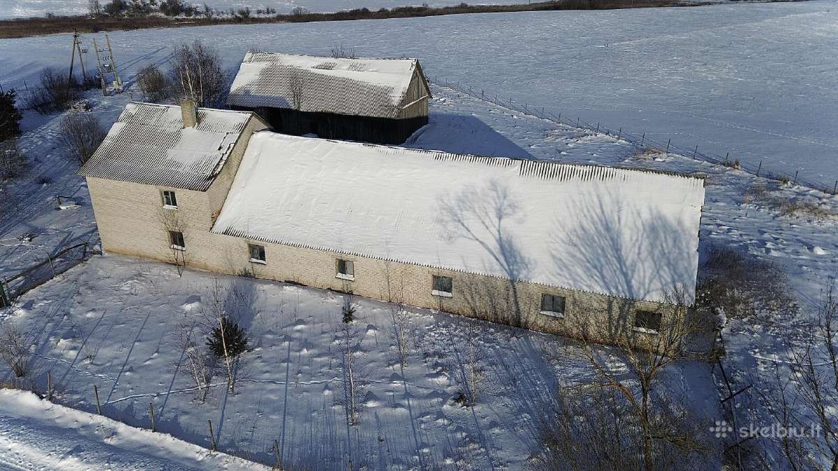 Parduodamas tvartas su priestatu ir daržine