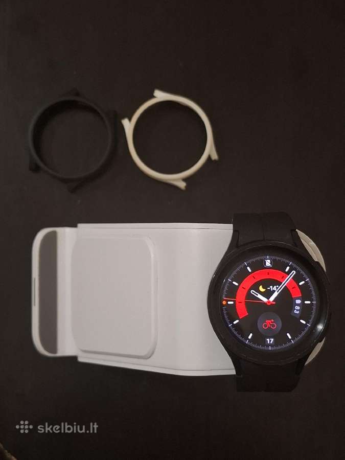 Samsung Galaxy Watch5 Pro su kraunamuoju stovu