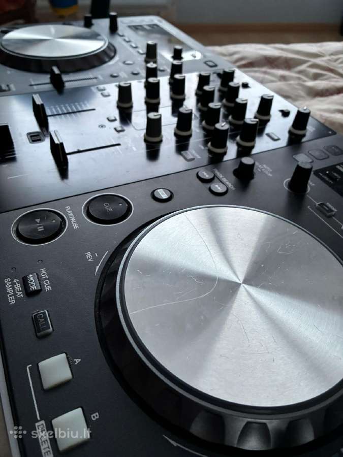 Pioneer R1 Dj pultas