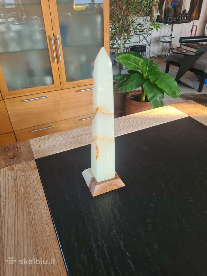 Natūralaus akmens obeliskas