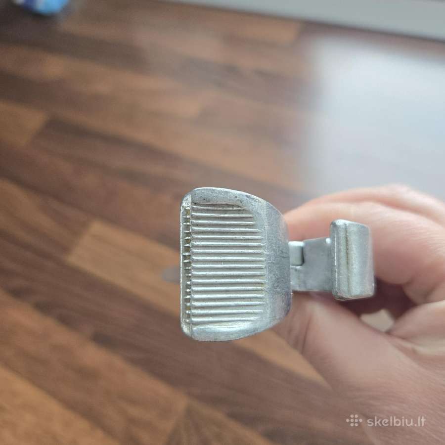 Įrankis ištraukti skardoms iš orkaitės