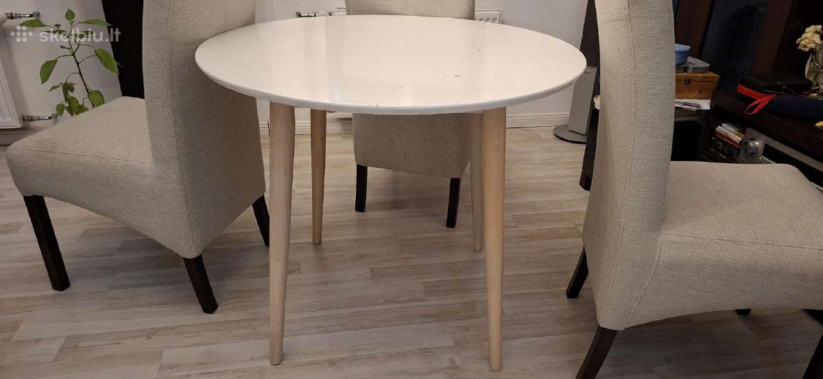 Defektuotas stalas ir 4 kėdės