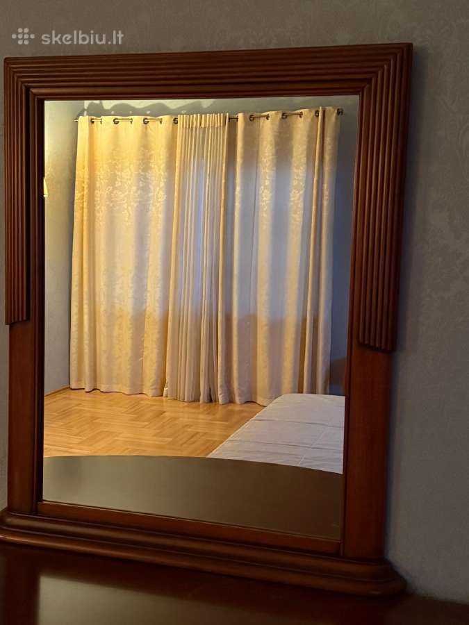 Parduodamas veidrodis su medžio masyvo rėmeliu