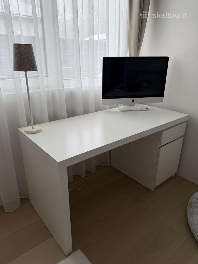 Ikea rašomieji stalai ir lentyna
