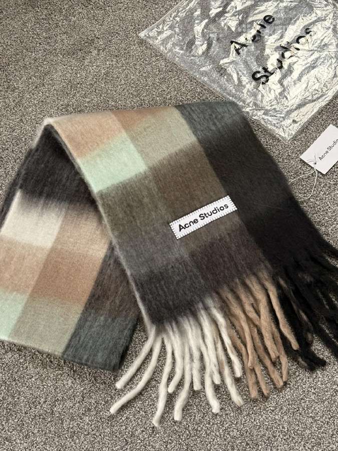 Acne studios šalikas