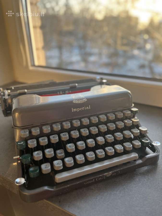 Mechaninė spausdinimo mašinėlė Imperial, veikianti