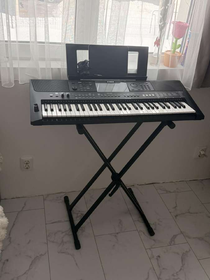 Sintezatorius Yamaha Psr-e463 su stovu