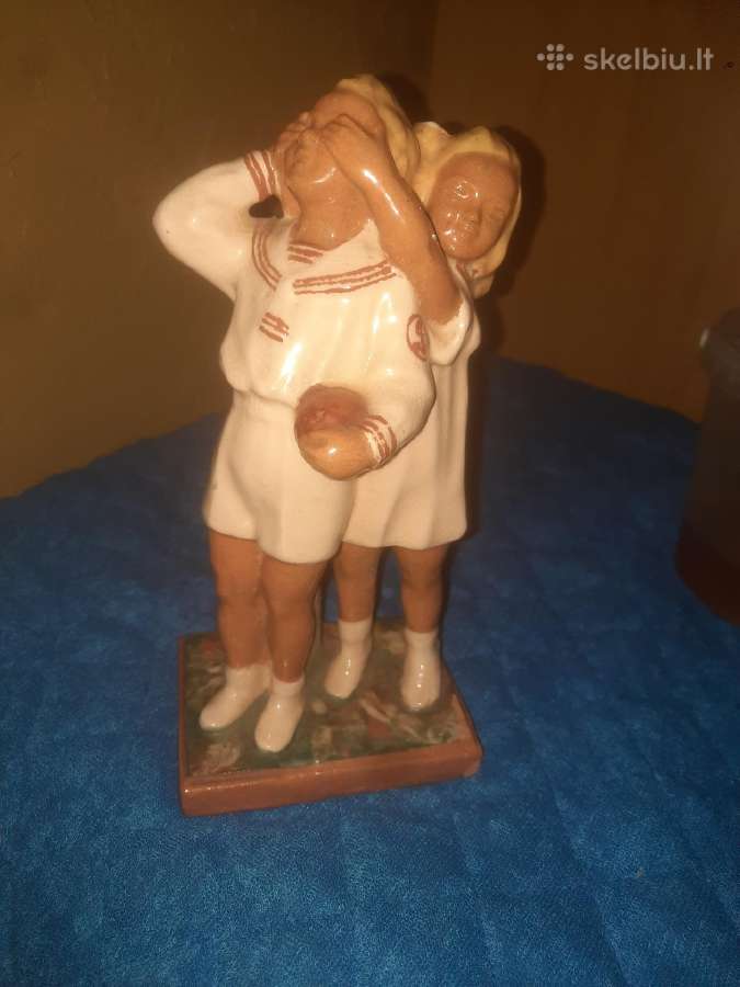 Kauno dailes statulele.