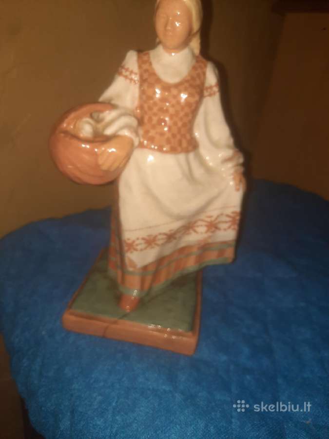 Kauno dailes statulele.
