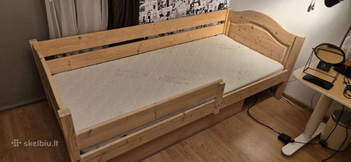 Medinė viengulė lova su čiužiniu ir stalčiumi