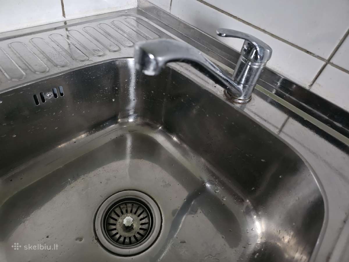 Virtuvės kriauklė su maišytuvu