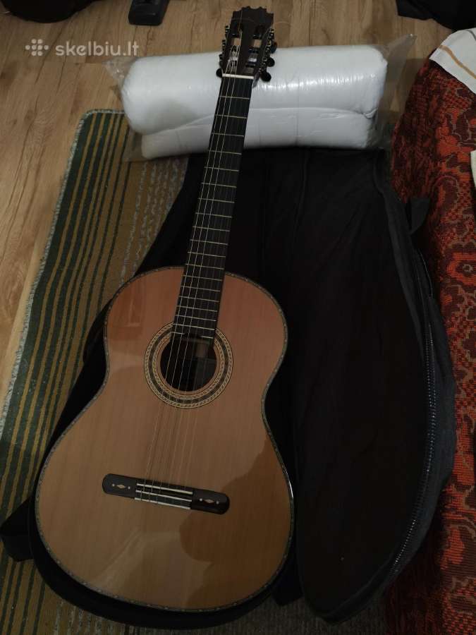 Klasikinę gitarą Antonio Toledo