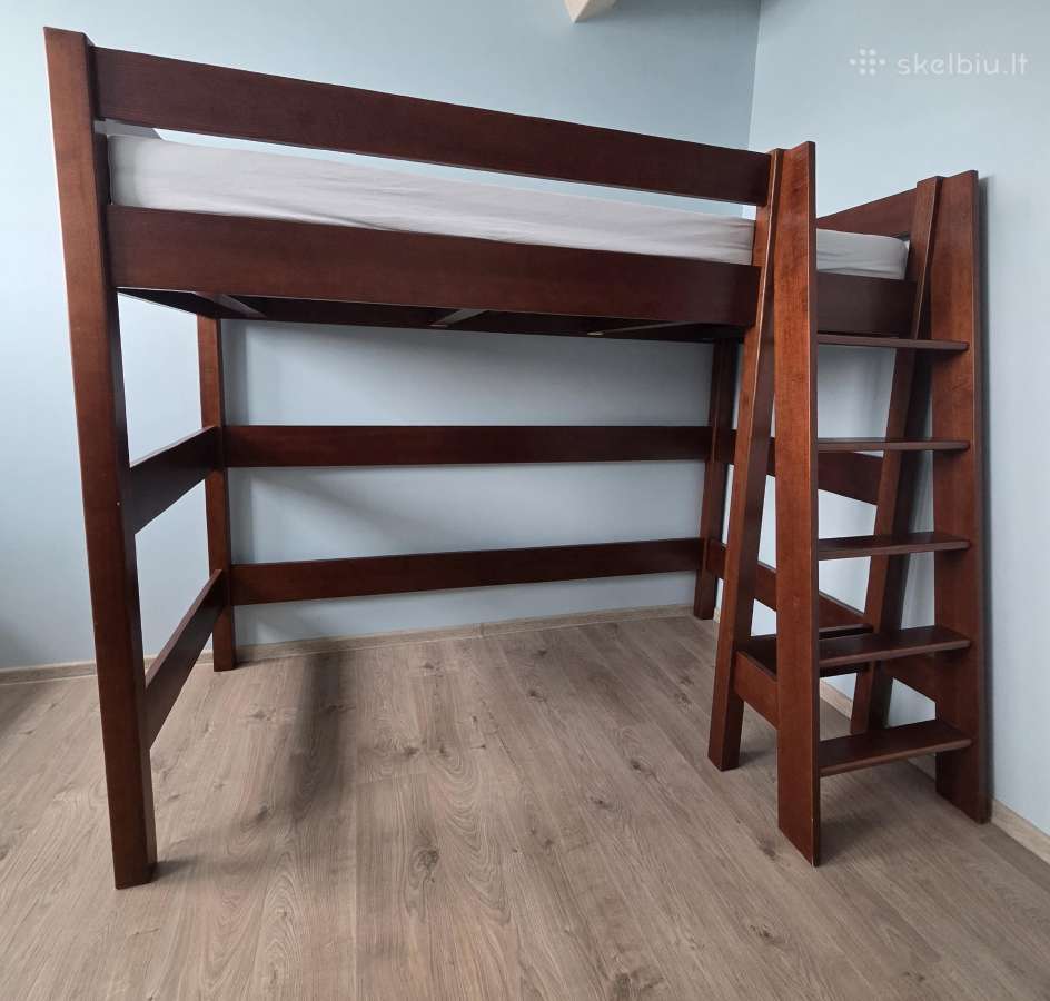 Aukšta lova iš medžio masyvo