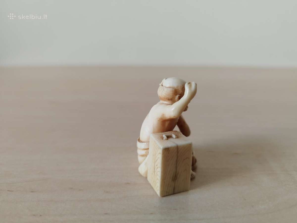 Netsuke ,berankis prašantis išmaldos'' - nuotraukos Nr. 11