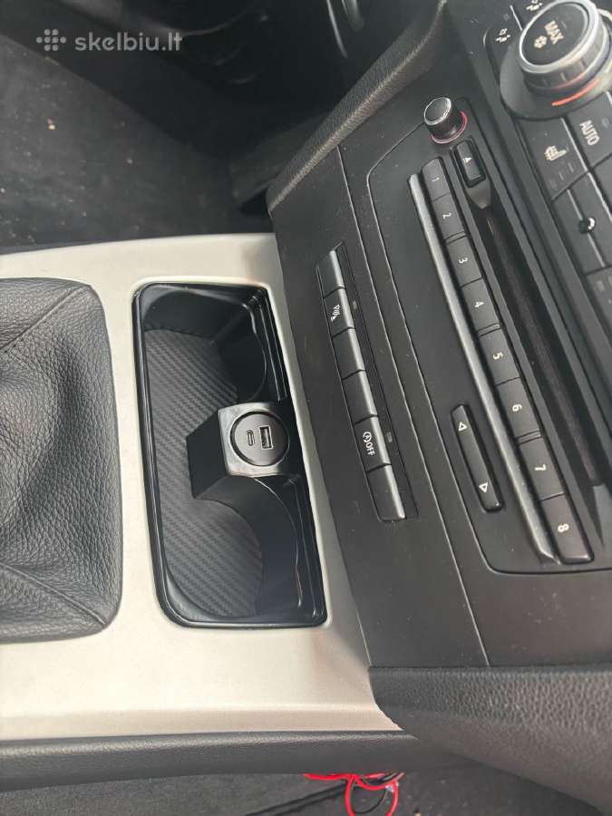 E90 Puodeliu laikiklis cup holder su pridegėju