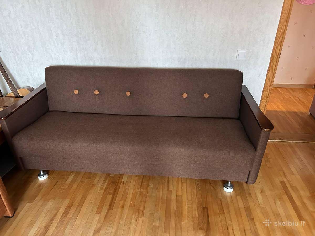 Naujai pervilkta sofa lova
