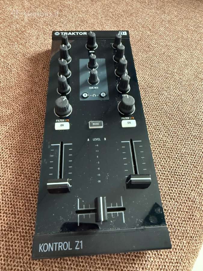Dj kontroleris - Native instruments traktor Z1 mk1