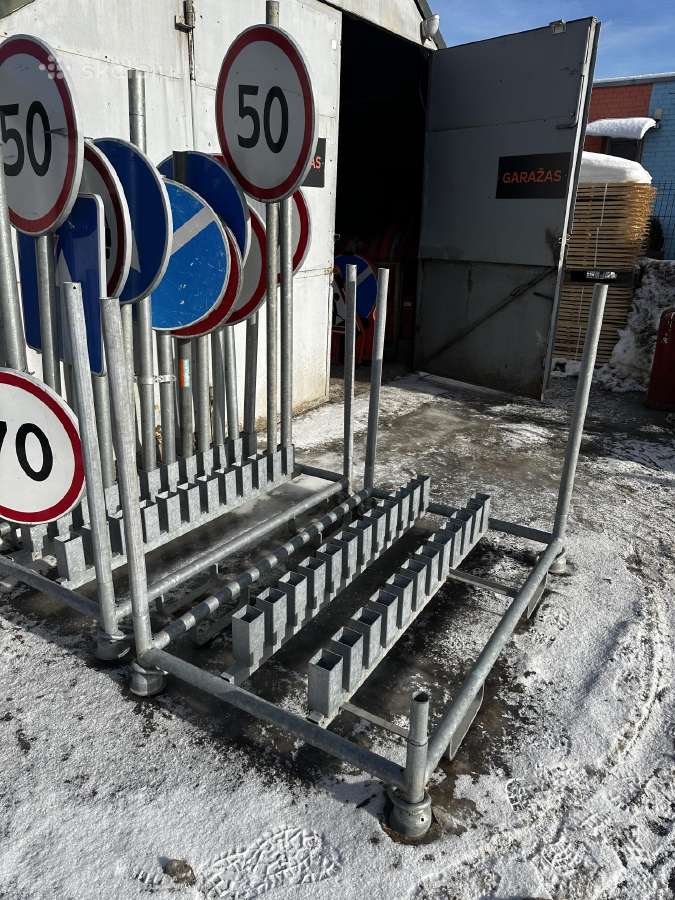 Stovas kelio ženklams