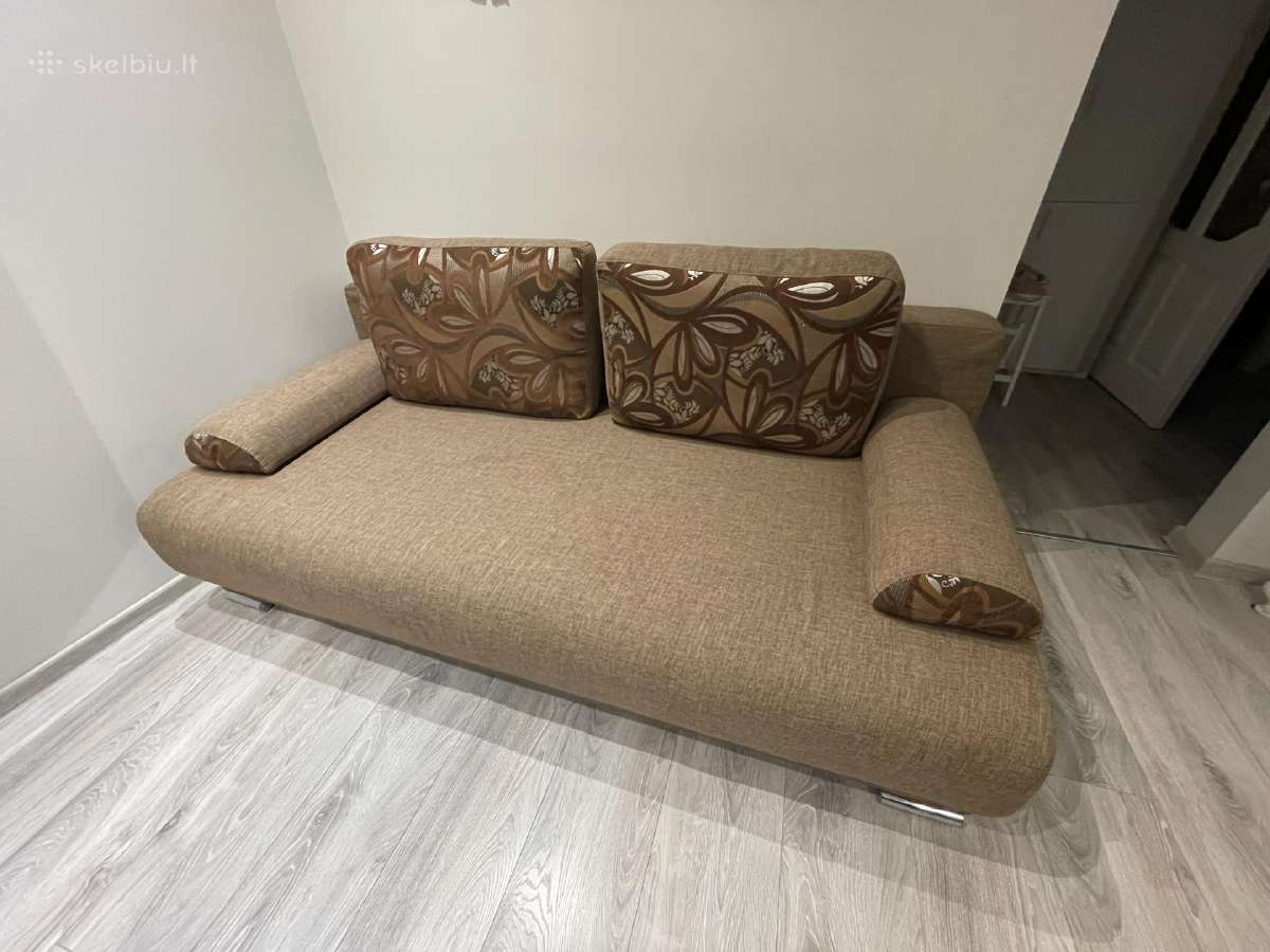 Parduodama sofa su miegamaja dalimi