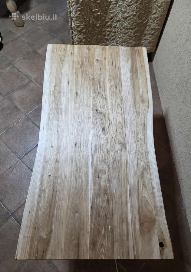 Guobos masyvo gyvų kampų stalas, keičiamo aukščio.