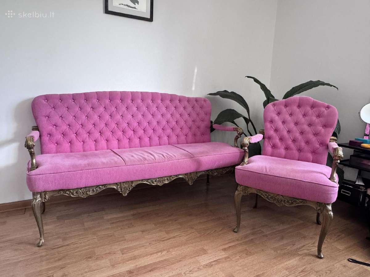 Klasikinio stiliaus rožinė sofa ir fotelis