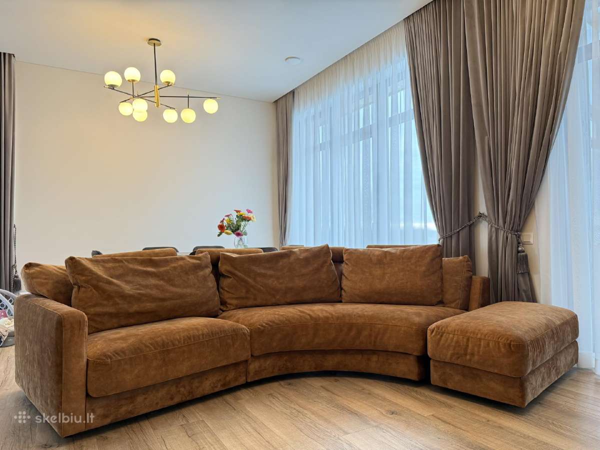 Didelė prabangi rudos/oranžinės spalvos sofa