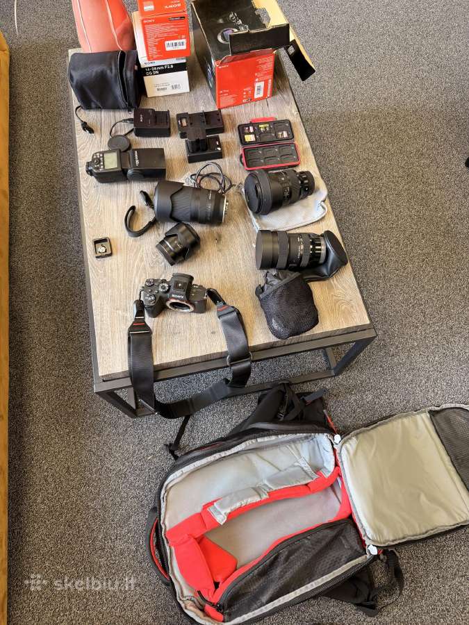 Sony a7 Riv fotoaparatas ir daug kitos įrangos